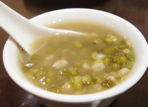 湿热体质者多喝绿豆薏仁汤祛湿_寻医问药_xyw